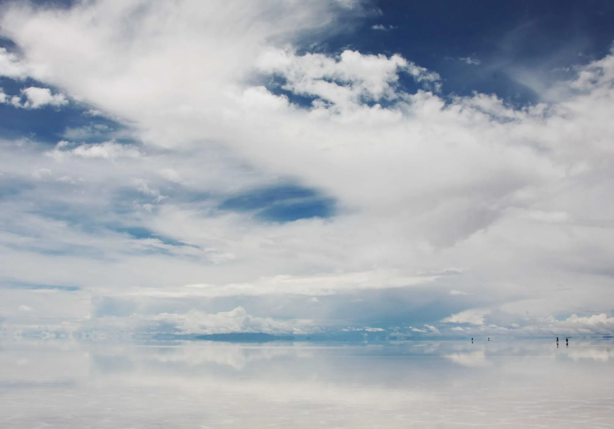 Weiter Himmel mit Wolken über einer Wasserfläche